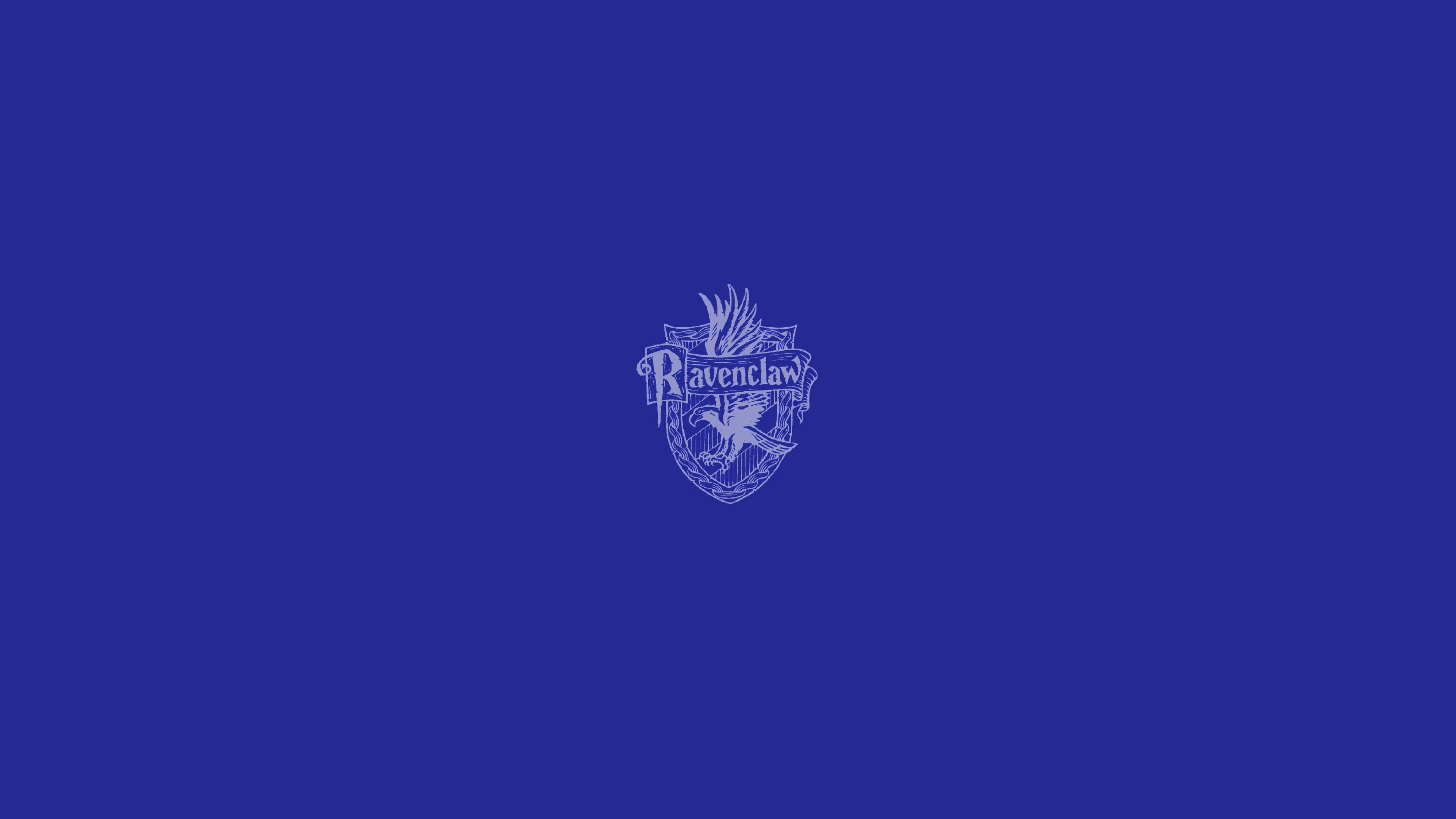 Harry Potter Ravenclaw 桌布 壁紙 — 一個白色的雷文克勞徽章置中在純皇家藍色背景上。