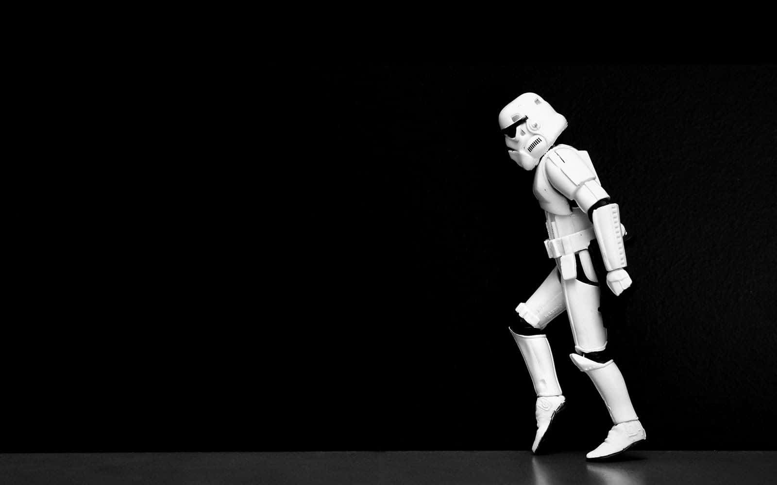 Star Wars Characters 桌布 壁紙 — 一個白色的風暴兵人偶在高對比度的單色中獨自走在 stark 黑色背景前。