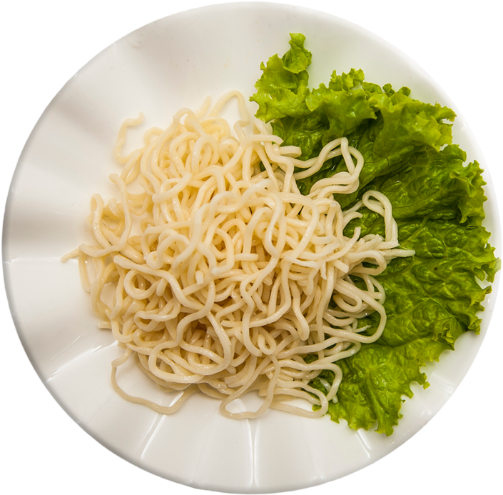 Noodles 桌布 壁紙 — 一個白色盤子上放著一堆普通麵條，旁邊有脆綠的生菜葉。