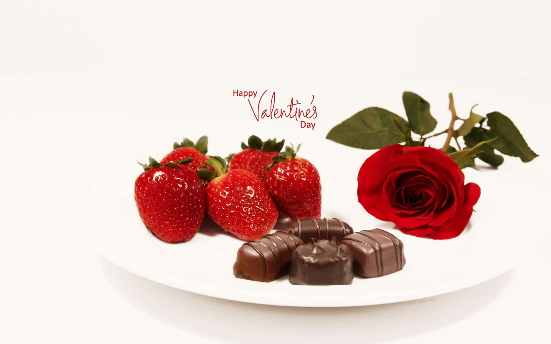 Chocolate 桌布 壁紙 — 一個白色盤子上放著光澤的紅色草莓、黑松露巧克力，以及一朵帶綠葉的紅玫瑰，背景是潔淨的白色。
