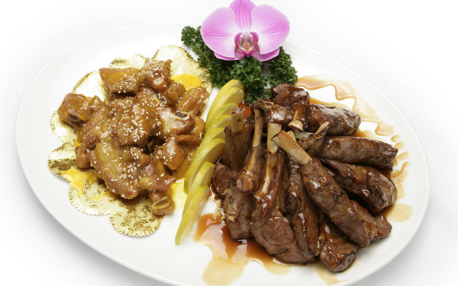 4K Food 桌布 壁紙 — 一個白色盤子盛放著光澤的芝麻雞和釉面羊肋骨，飾以粉紅色蘭花和綠色歐芹。