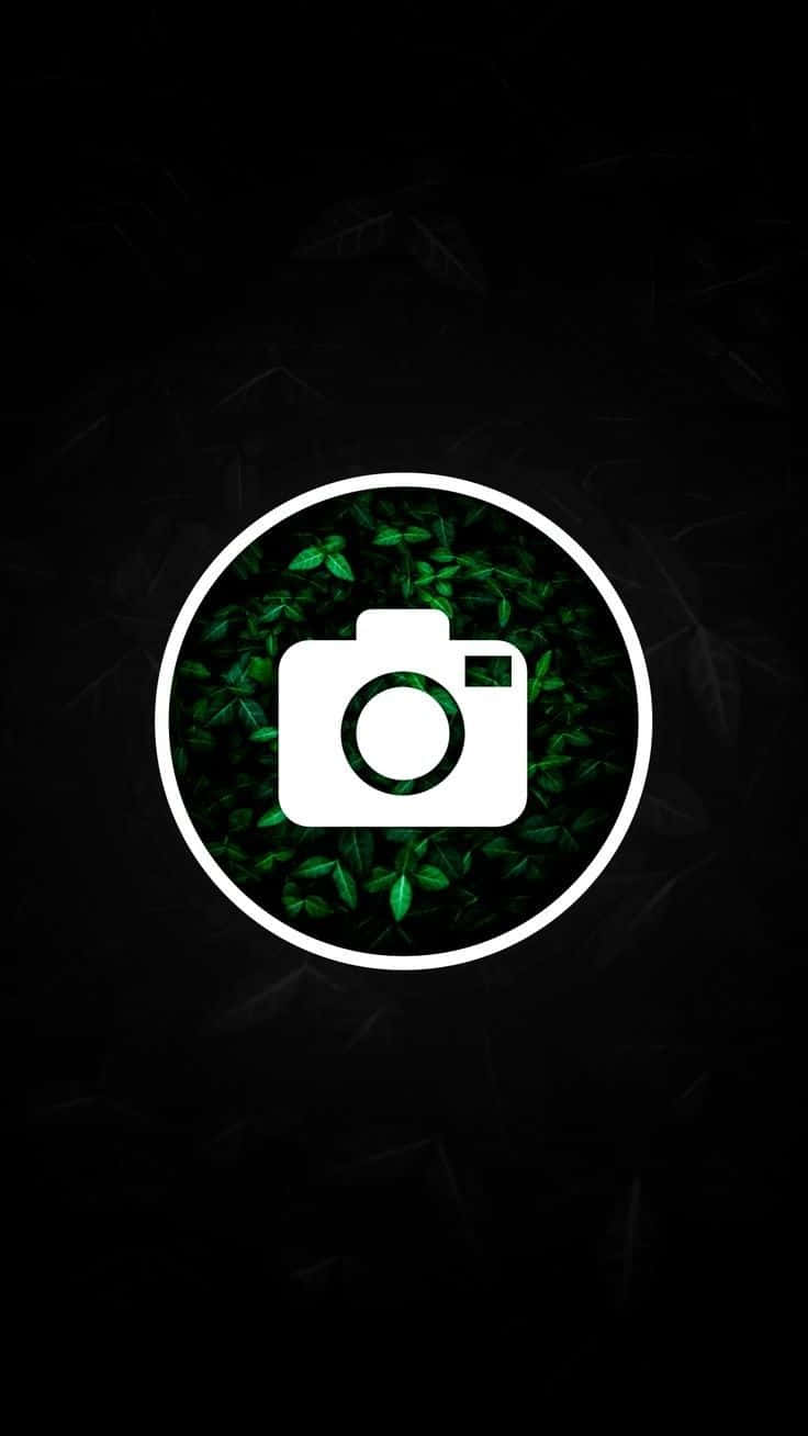 Instagram 桌布 壁紙 — 一個白色相機圖示置中於圓形內，背景為深色，帶有發光的綠色葉子。