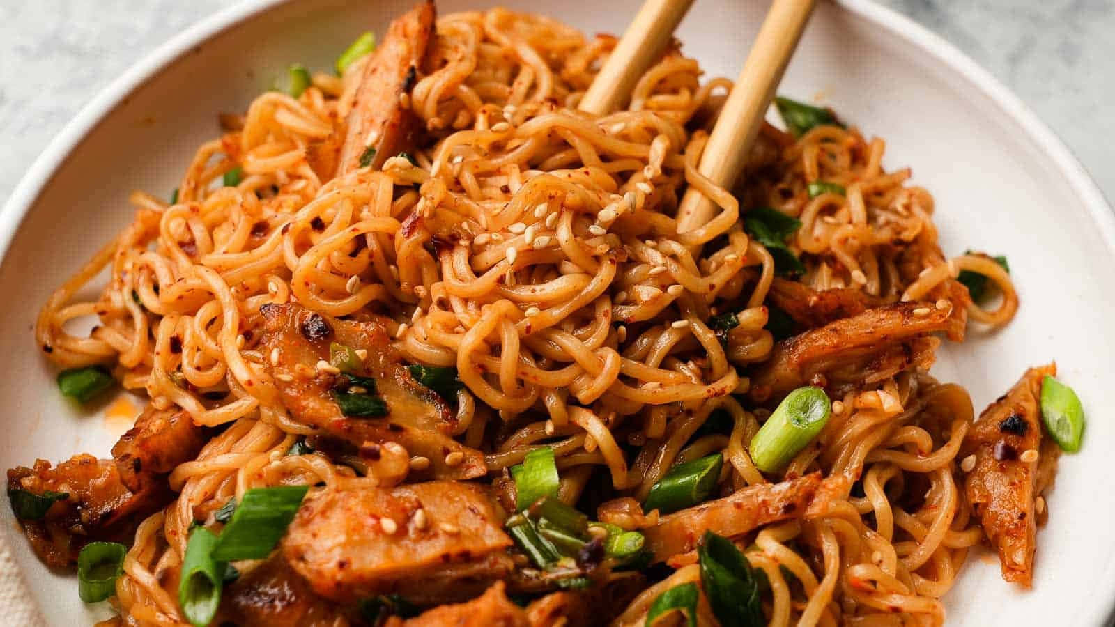 Noodles 桌布 壁紙 — 一個白色碗中的光澤炒麵（雞肉和青蔥）的特寫。