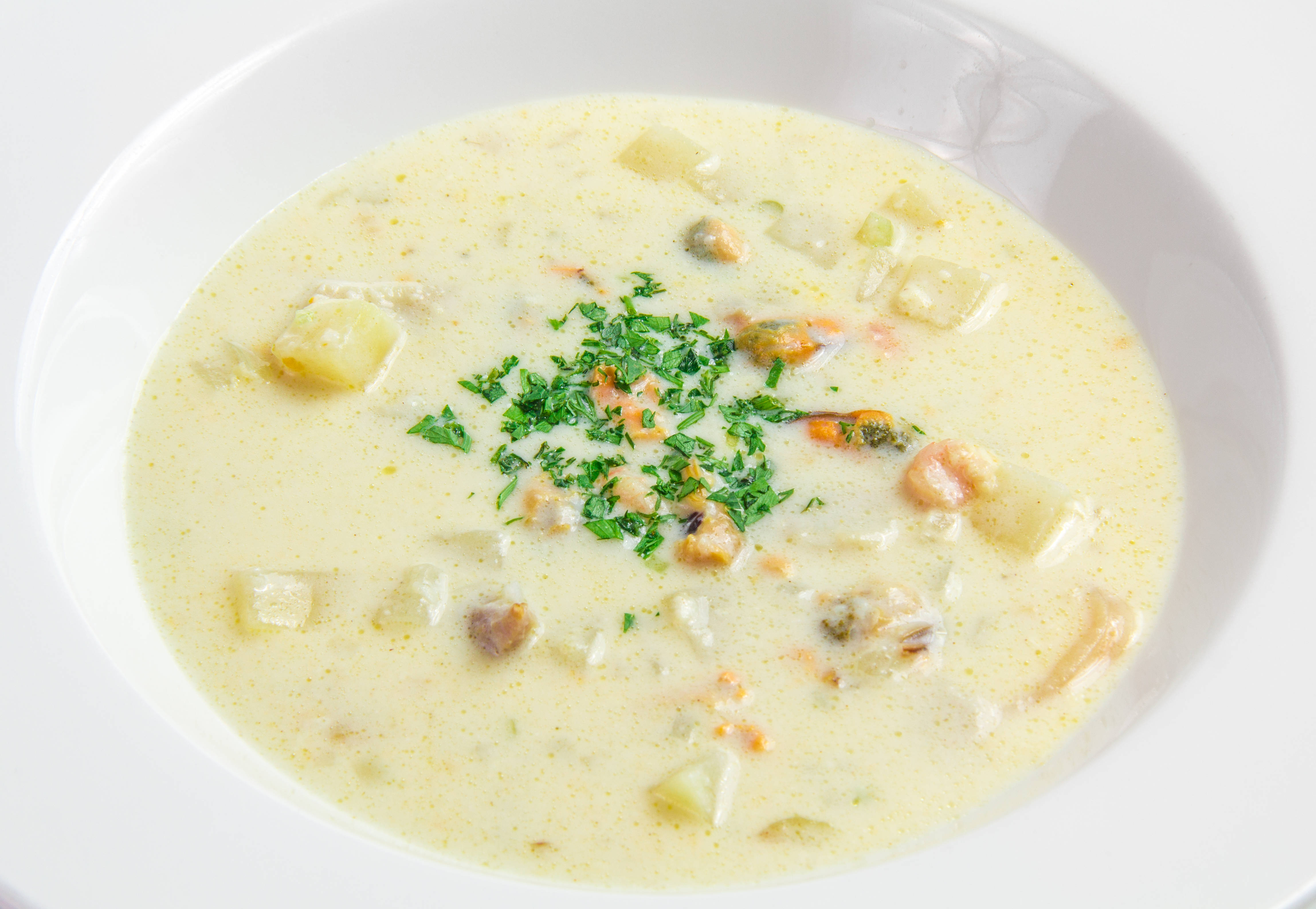 Chowder 桌布 壁紙 — 一個白色碗中的奶油海鮮濃湯，上面撒上新鮮綠色歐芹。