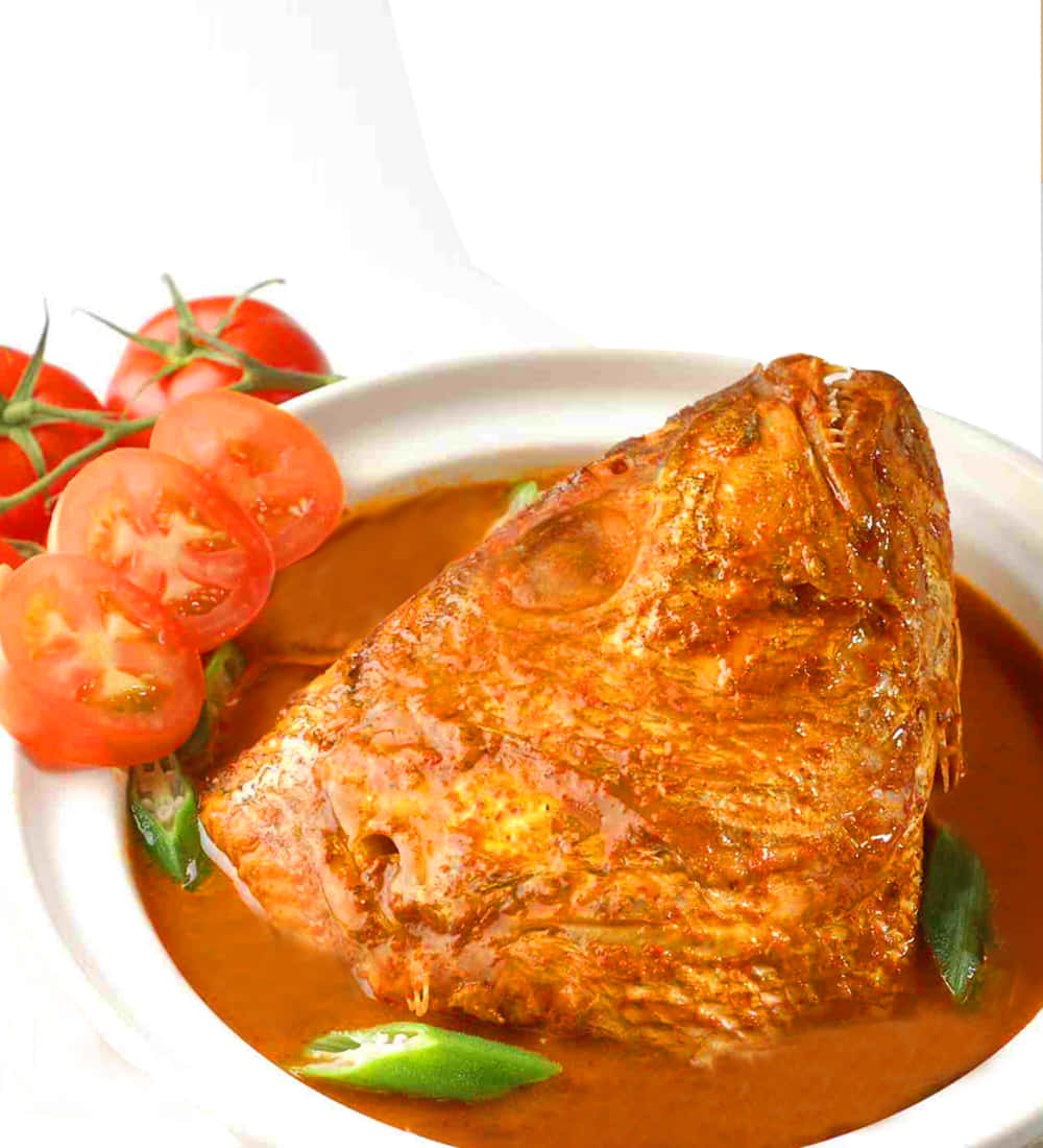 Food Photography 桌布 壁紙 — 一個白色碗中盛載著香料豐富的魚頭咖哩，飾以新鮮櫻桃番茄和青辣椒。
