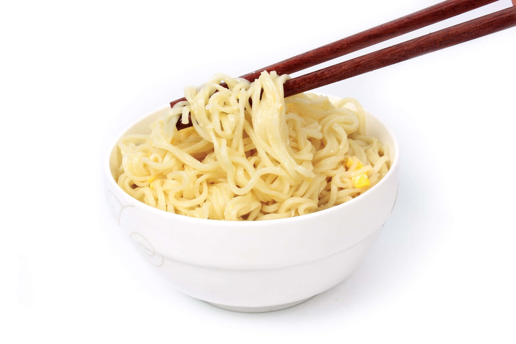 Noodles 桌布 壁紙 — 一個白色碗裝的蒸氣騰騰即食麵，用木筷子夾起，背景為潔淨的白色。
