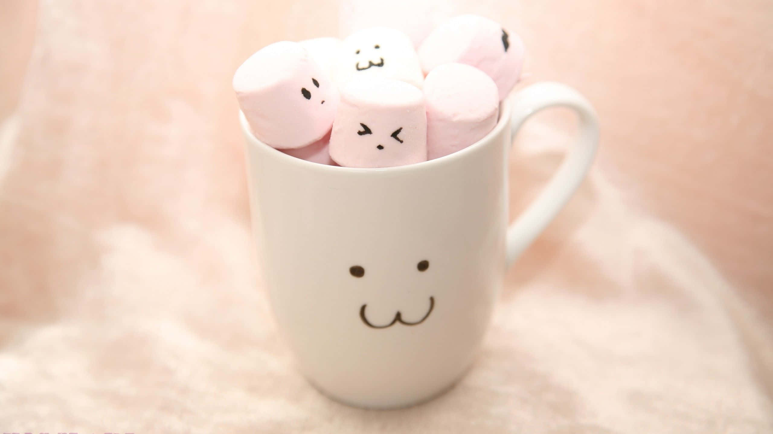 Cute Food 桌布 壁紙 — 一個白色笑臉馬克杯，裝著帶有可愛表情的粉紅色棉花糖，背景是柔和的粉紅色紋理。