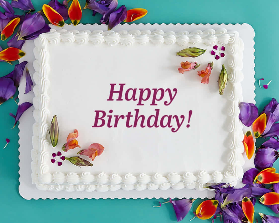 Happy Birthday Cake 桌布 壁紙 — 一個白色糖霜生日蛋糕，上面有紫色和橙色的花朵，背景為青綠色。