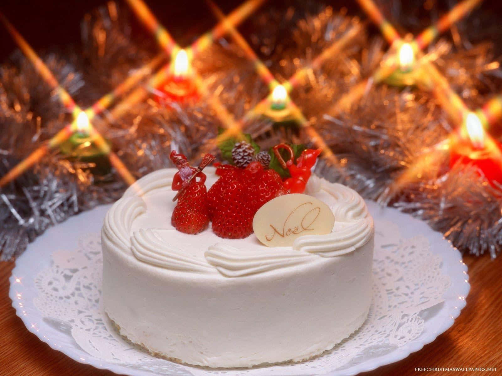蛋糕 桌布 壁紙 — 一個白色糖霜蛋糕，上面放有草莓和一個「Noel」牌匾，放在蕾絲墊上，背景是發光的蠟燭和銀色閃粉。