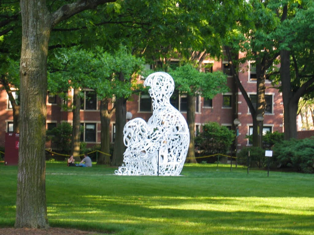 Statue Aesthetic 桌布 壁紙 — 一個白色線框雕塑，描繪一個坐著的人物抱著一個孩子，矗立在陽光明媚的草地上，背景有樹木和磚砌建築。