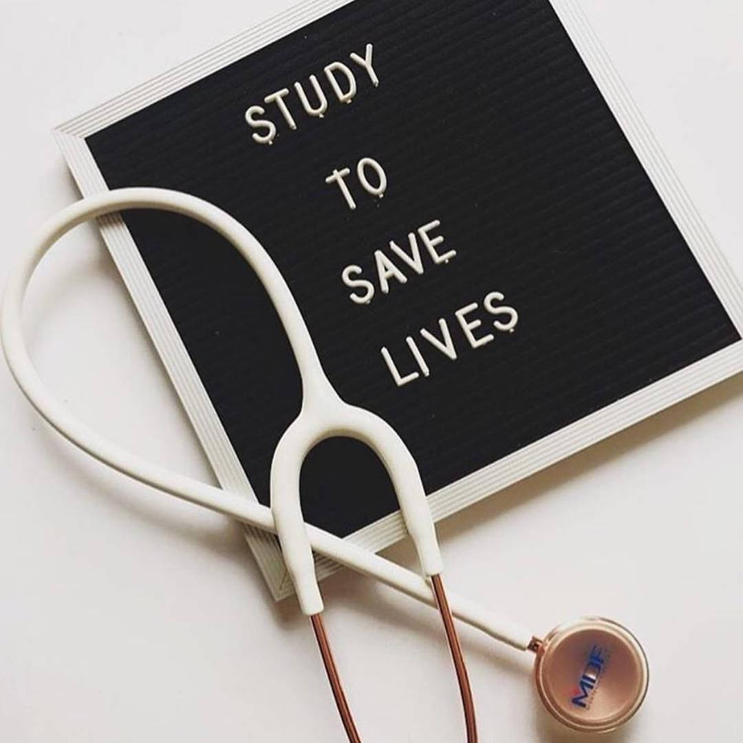 medical motivation 桌布 壁紙 — 一個白色聽診器放在一個黑色字母板旁邊，板上以銀色字母顯示study to save lives這句話。
