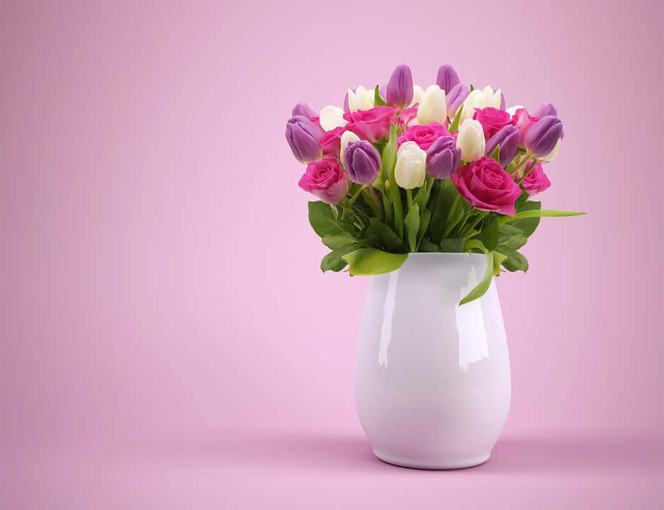 Best Flowers 桌布 壁紙 — 一個白色花瓶插著一束鮮豔的粉紅玫瑰和紫白色鬱金香，背景是柔和的粉紅色。
