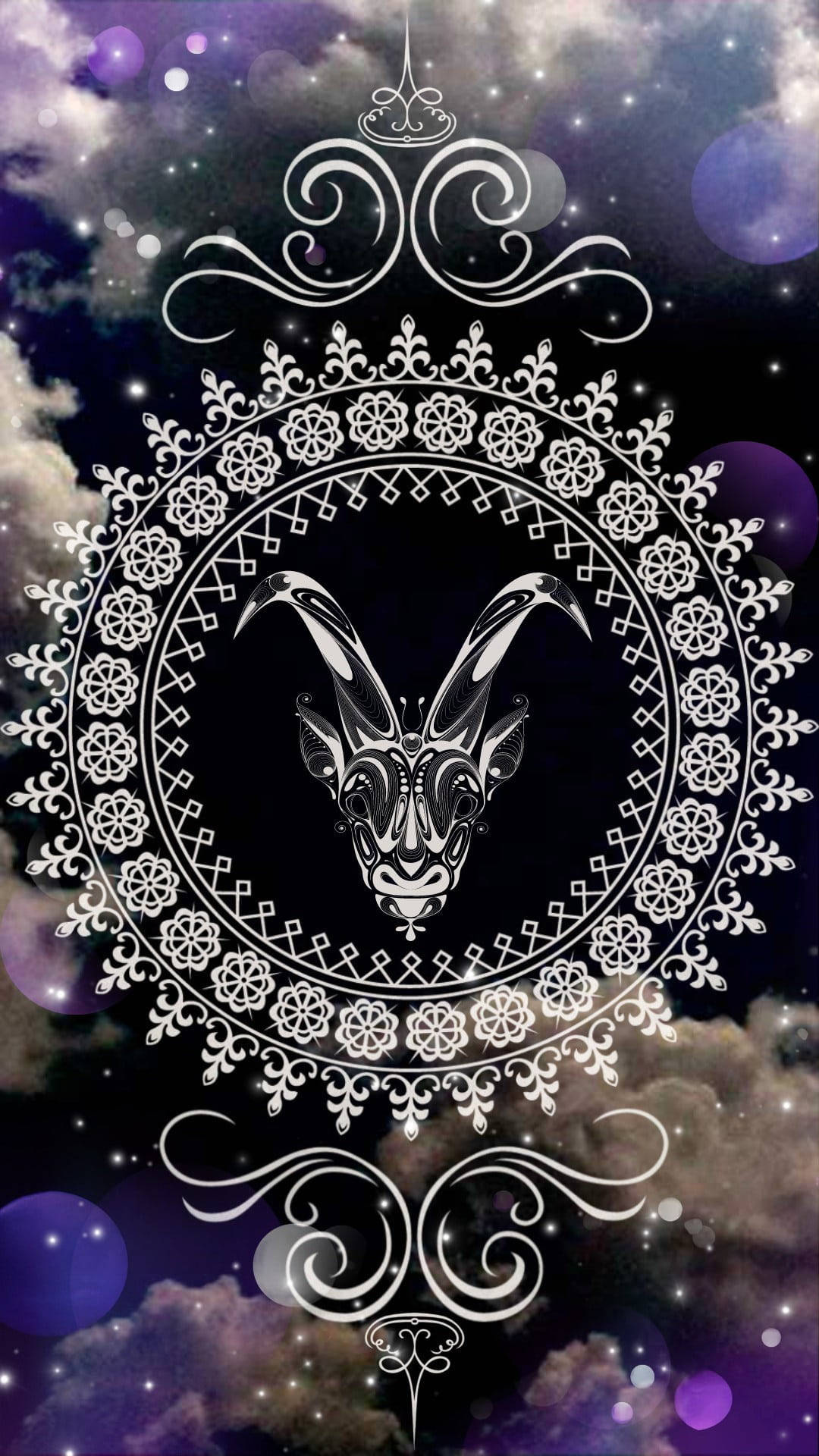 Capricorn 桌布 壁紙 — 一個白色華麗的公羊頭，由複雜的曼陀羅圖案框住，背景是星光閃爍的紫色和黑色宇宙天空。