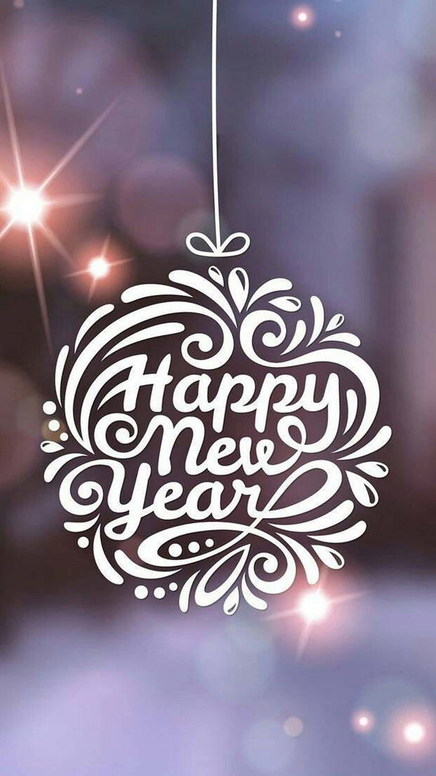 節日 桌布 壁紙 — 一個白色華麗的掛飾，上面有「Happy New Year」字樣，在模糊的紫色散景背景和星芒燈光中閃耀。