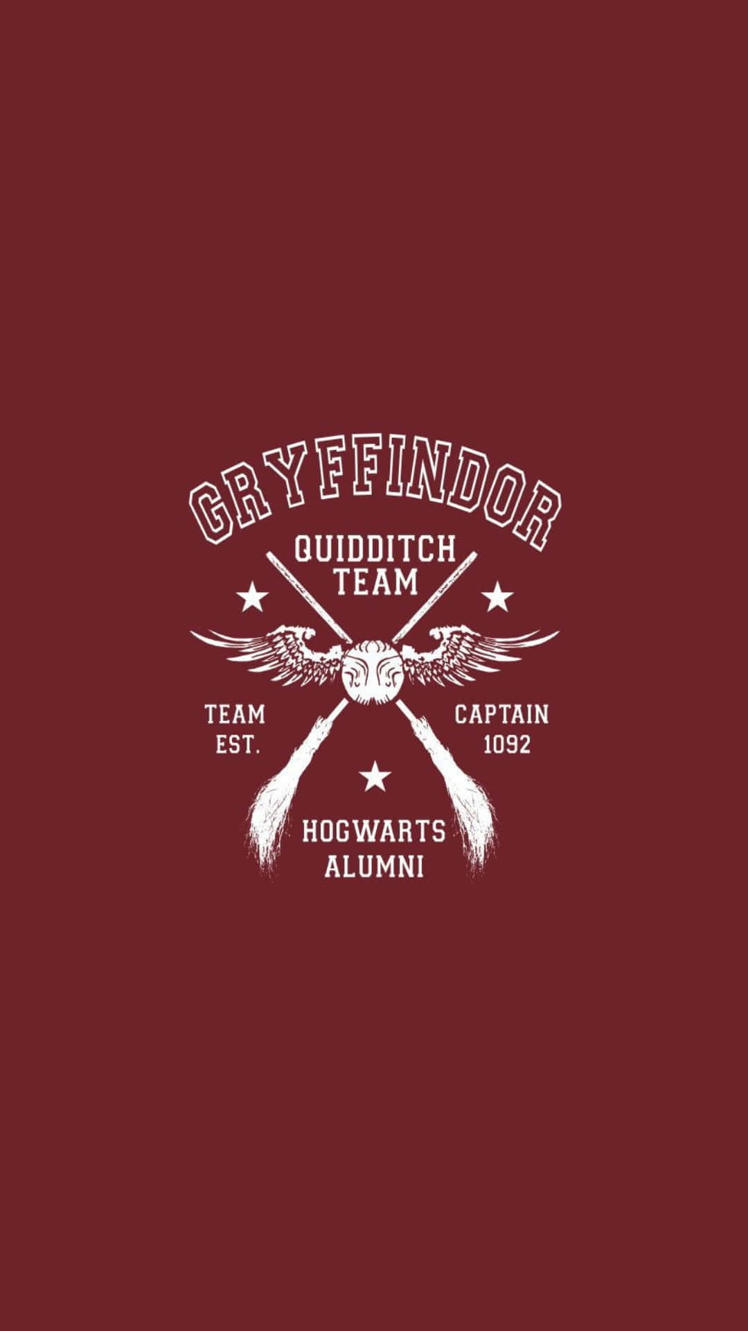 The Hogwarts Quidditch Team 桌布 壁紙 — 一個白色葛萊芬多魁地奇球隊徽章，上面有交叉的掃帚和金探子，背景為深酒紅色。