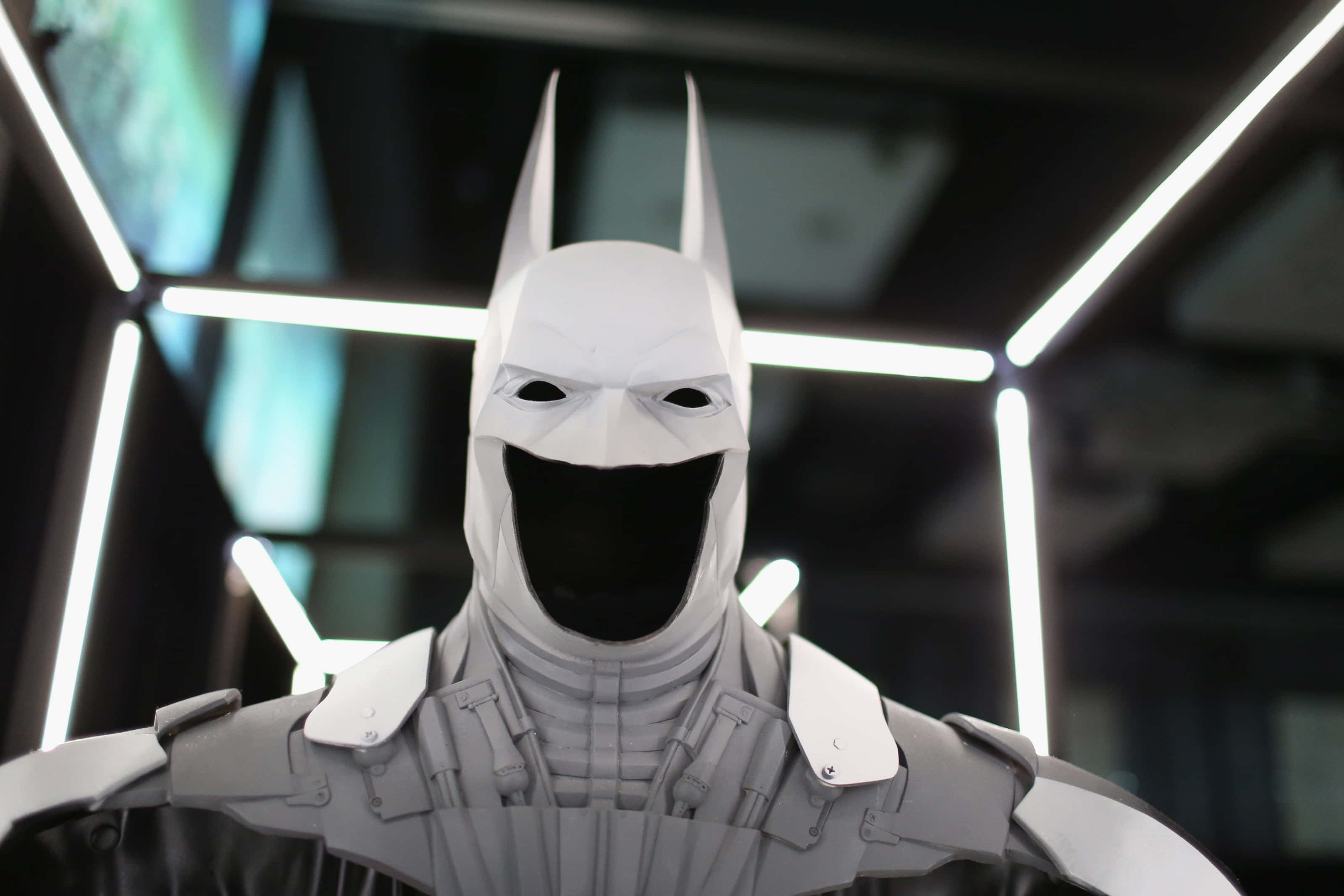 Arkham Asylum 桌布 壁紙 — 一個白色裝甲蝙蝠俠半身像矗立在一個由發光霓虹線條照亮的未來感房間中。