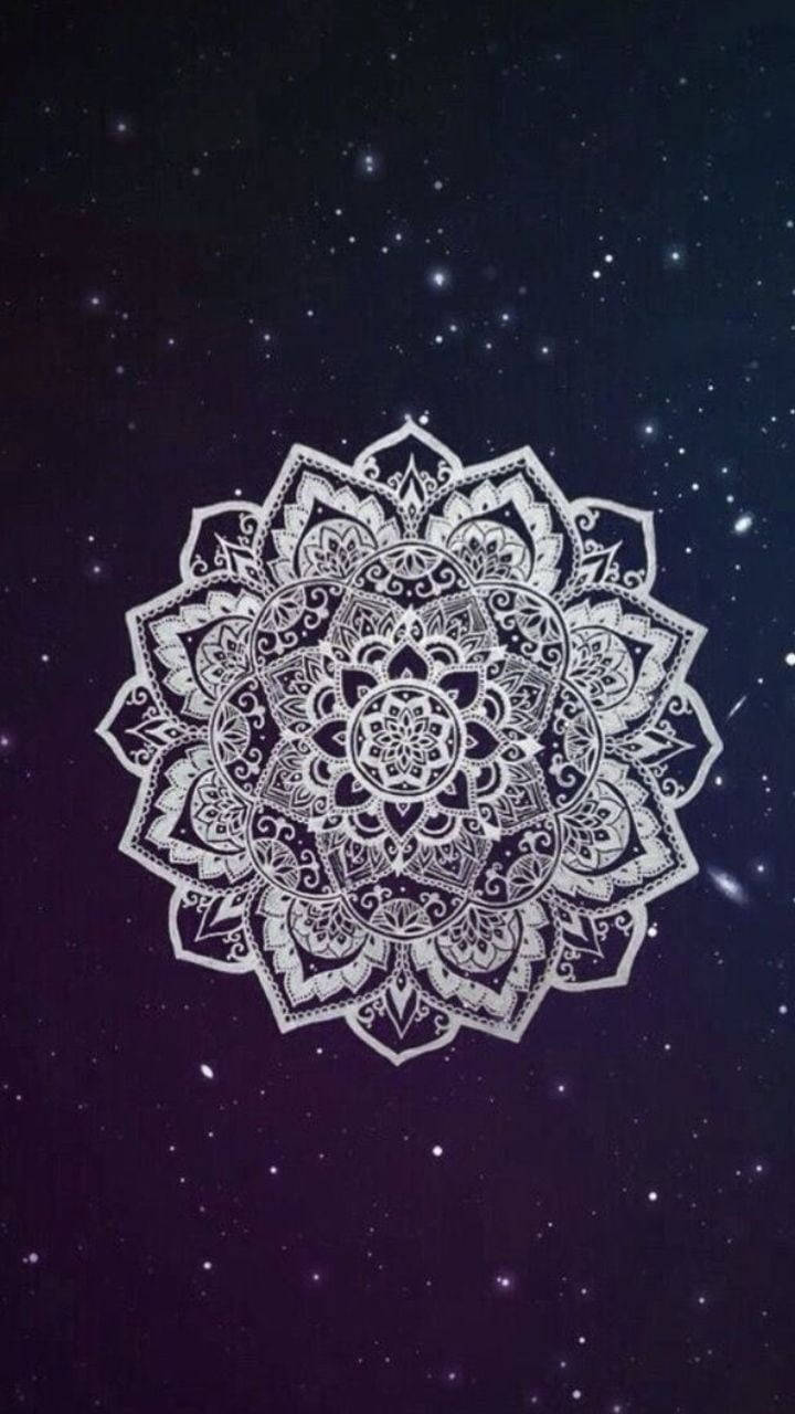 Pretty Galaxy 桌布 壁紙 — 一個白色複雜的曼陀羅在深紫色星空下綻放，散落著閃爍的星星。