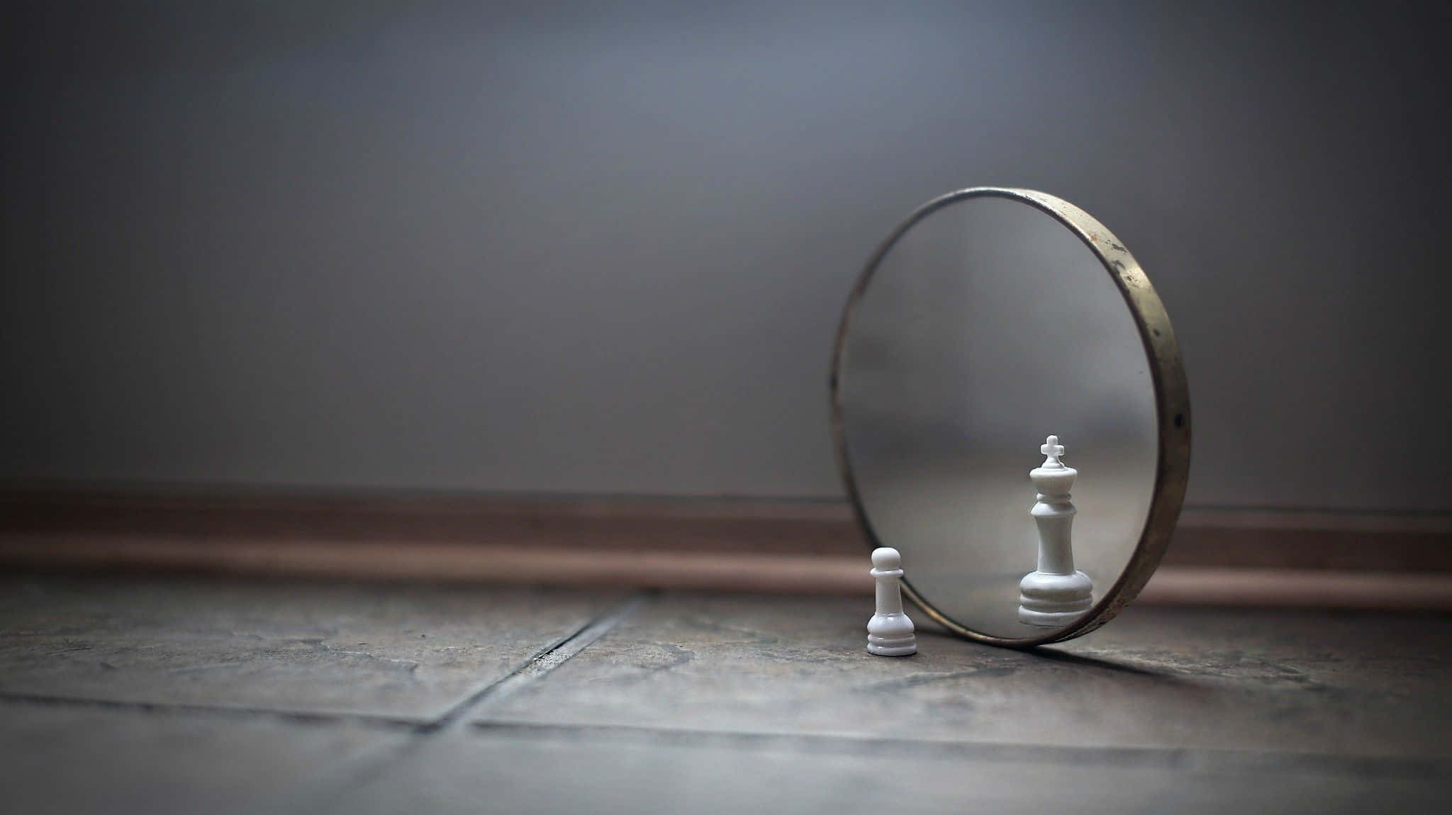 mirror 桌布 壁紙 — 一個白色西洋棋兵站在一個圓形鏡子前面，鏡子反射出一個白色國王在磁磚地板上，背景是柔和的灰色牆壁。