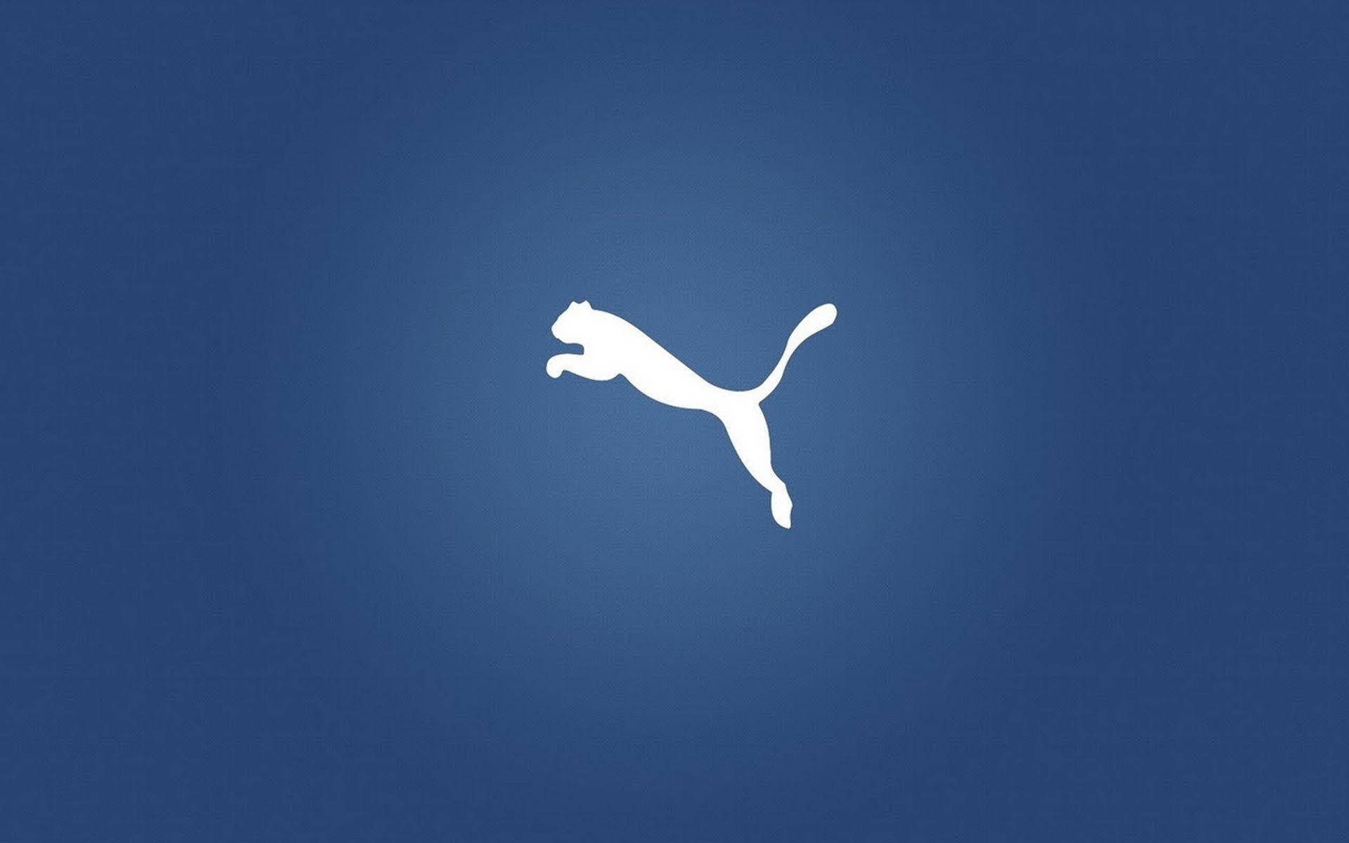 Puma 桌布 壁紙 — 一個白色跳躍的美洲獅標誌，居中在漸變藍色背景上。
