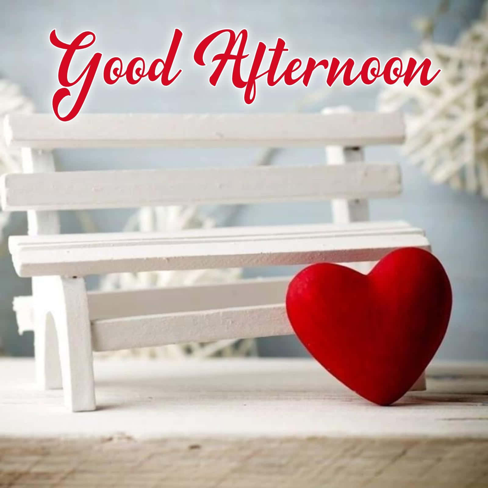 Good Afternoon 桌布 壁紙 — 一個白色迷你長凳上放著一個紅色毛絨心形，上方以紅色草書寫著「Good Afternoon」。