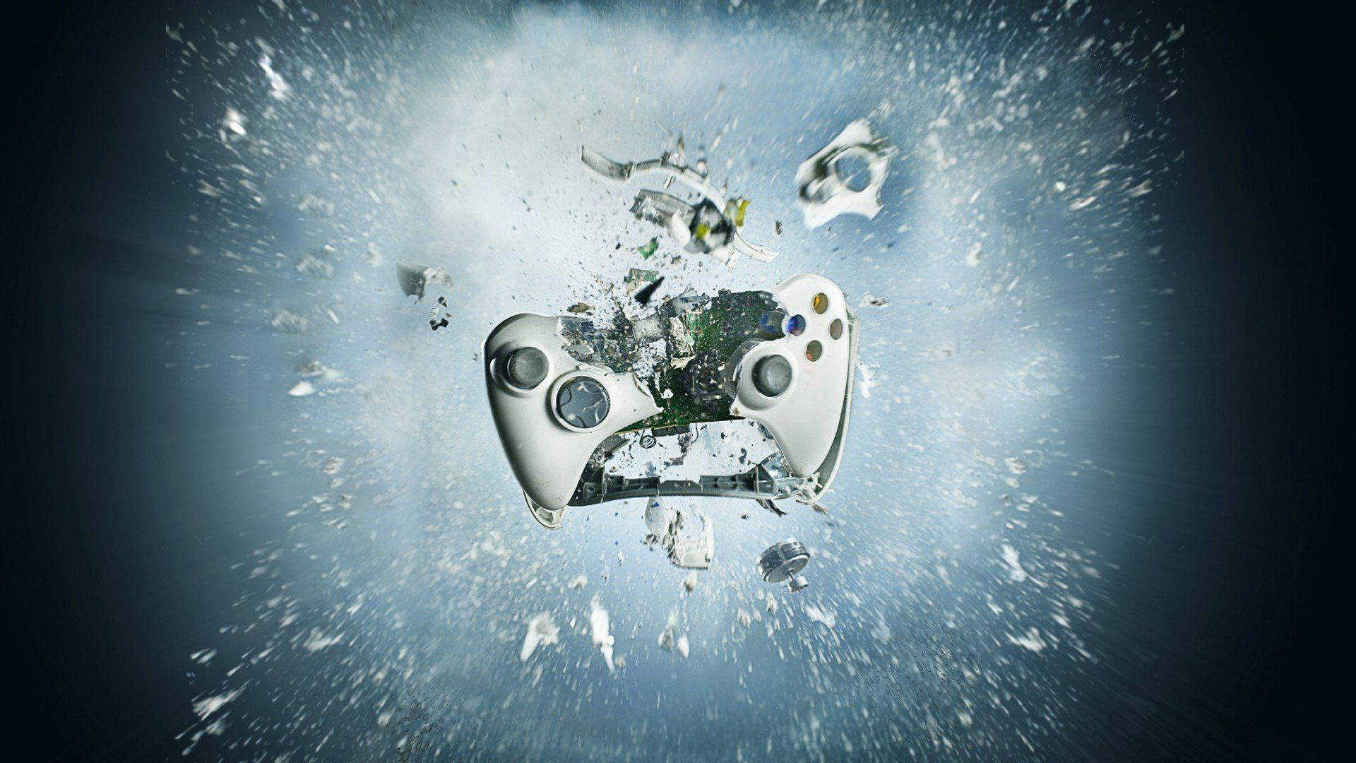 Xbox 桌布 壁紙 — 一個白色遊戲控制器在深藍色漸變背景上爆炸性地碎裂，碎片飛散。