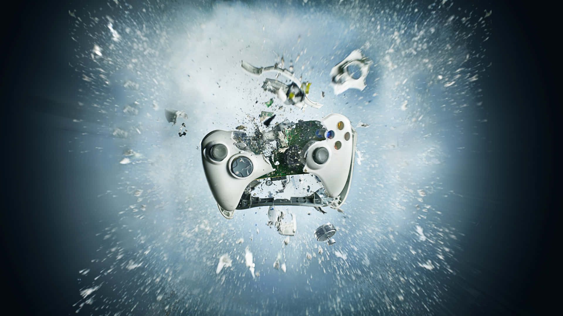 Xbox 桌布 壁紙 — 一個白色遊戲控制器在深藍色背景上爆炸性粉碎，碎片向外飛散。