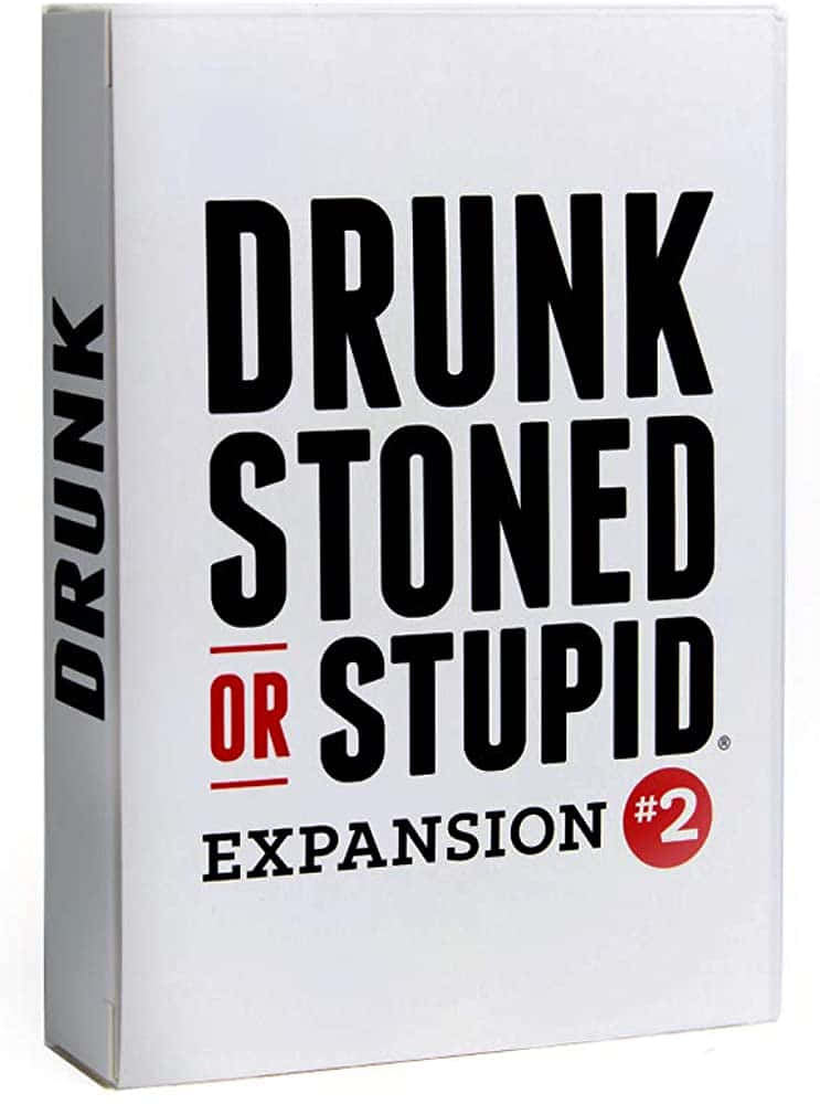 Stupid 桌布 壁紙 — 一個白色遊戲盒，上面有粗體黑色文字寫著「DRUNK STONED OR STUPID」，紅色「OR」和「#2」標示擴充版。