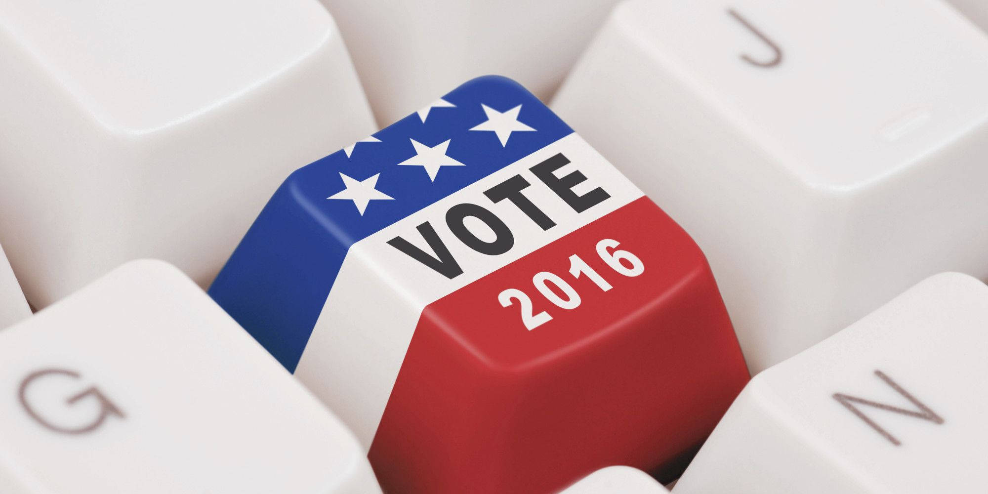 Election 桌布 壁紙 — 一個白色鍵盤鍵的特寫，被一個帶有星星和粗體文字的紅、白、藍色「VOTE 2016」鍵取代。