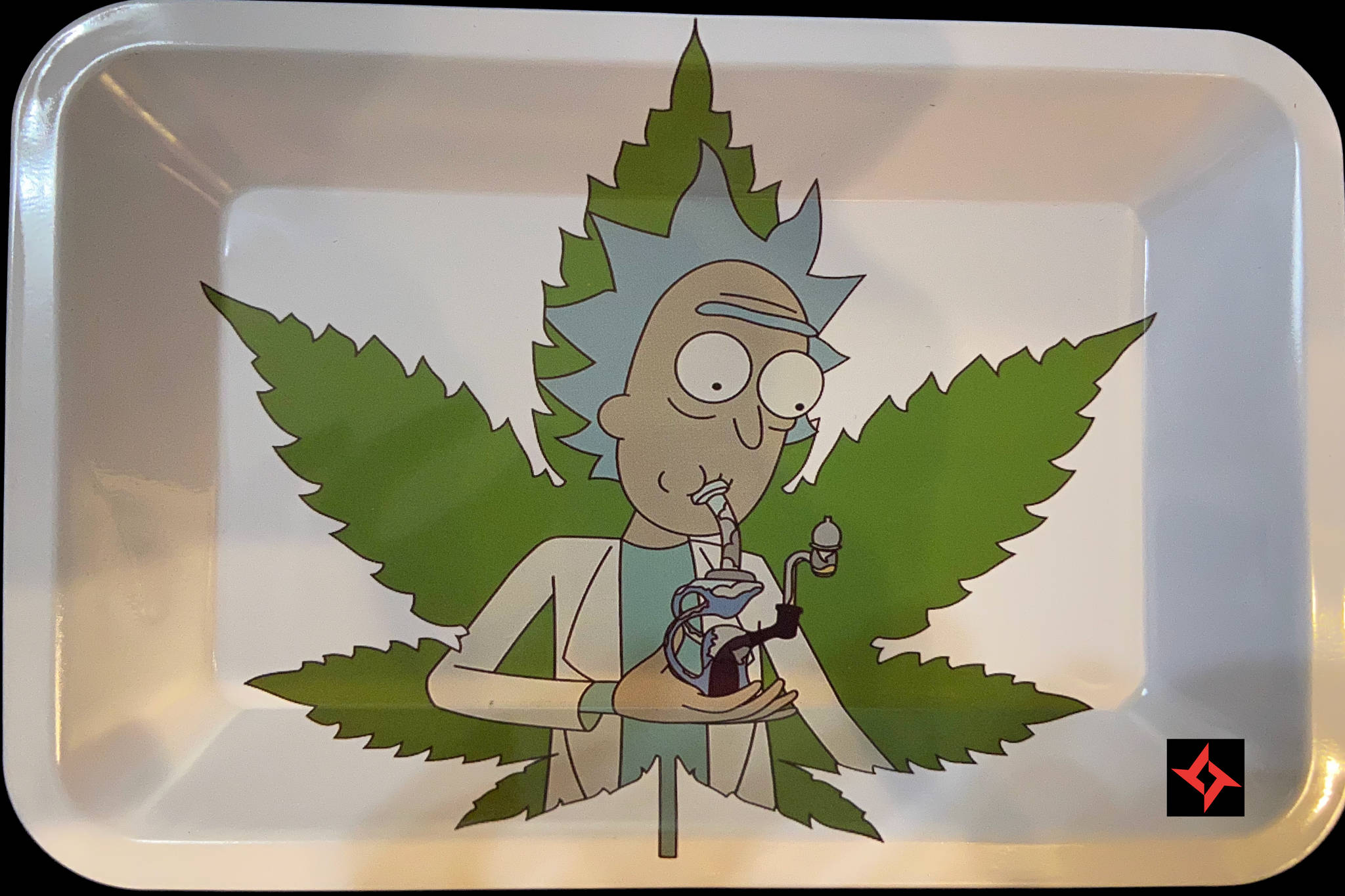 瑞克和莫蒂 桌布 壁紙 — 一個白色長方形托盤上有一個卡通科學家，藍色尖刺頭髮，正在吸煙斗，周圍環繞著一個大的綠色大麻葉。
