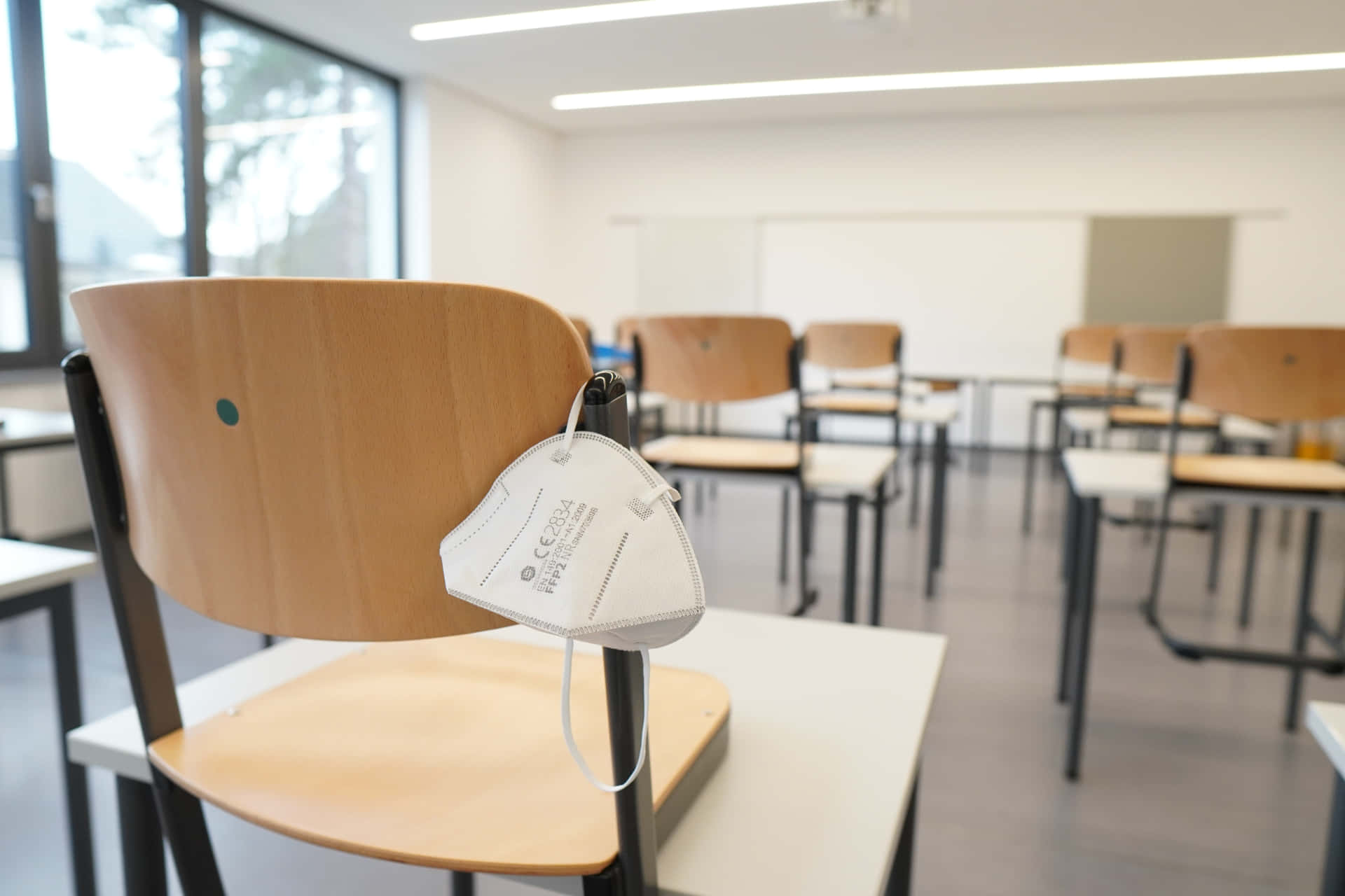一個口罩掛在空教室的椅子上。 — 學校 壁紙
