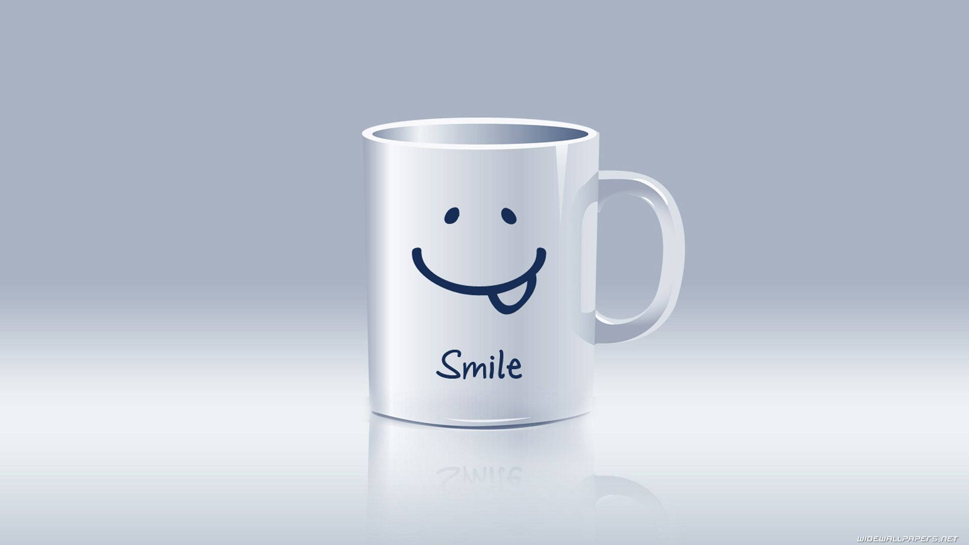 wide 桌布 壁紙 — 一個白色陶瓷杯，上面有一個簡單的藍色笑臉和「Smile」字樣，置中放在反射表面上，背景是柔和的漸變色。