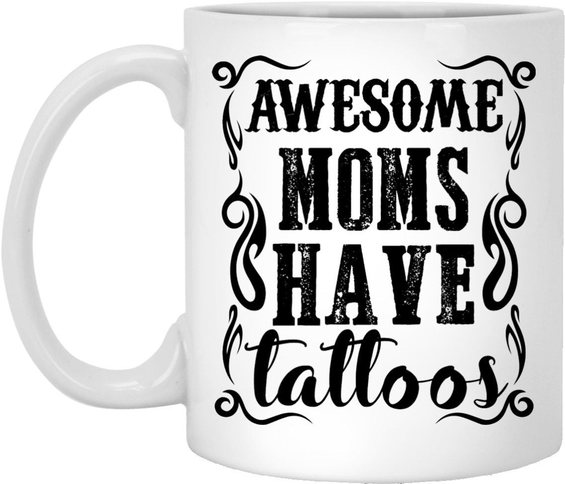 恐慌 桌布 壁紙 — 一個白色陶瓷杯，上面有粗體黑色文字「Awesome Moms Have Tattoos」，並以華麗的漩渦圖案框住。