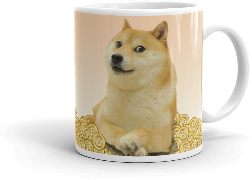 Dogecoin 桌布 壁紙 — 一個白色陶瓷杯上有一隻柴犬，被金色比特幣硬幣包圍，背景是柔和蜜桃色。