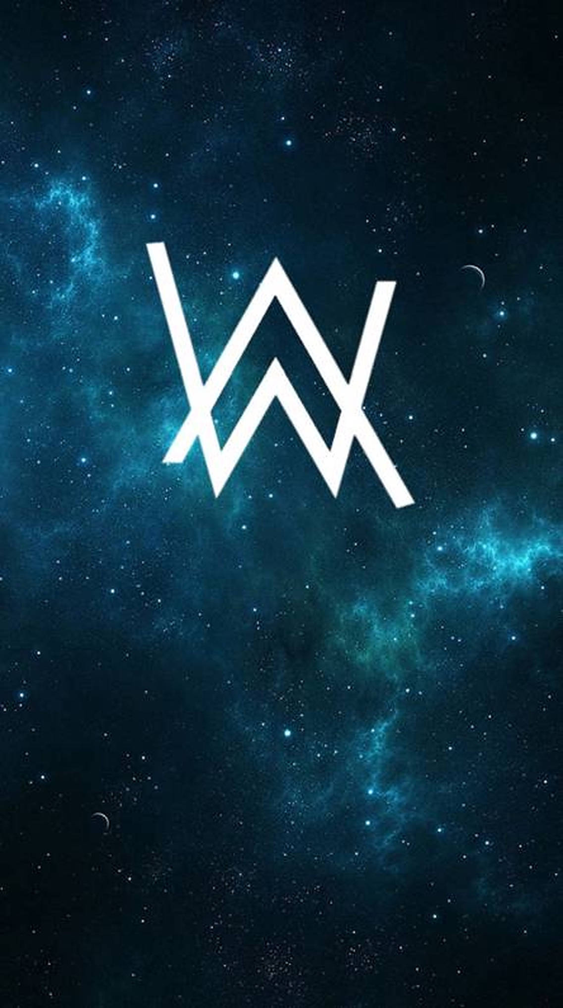 艾倫·沃克 桌布 壁紙 — 一個白色風格化的'AW'標誌漂浮在充滿星星和發光星雲的深藍色宇宙背景上。