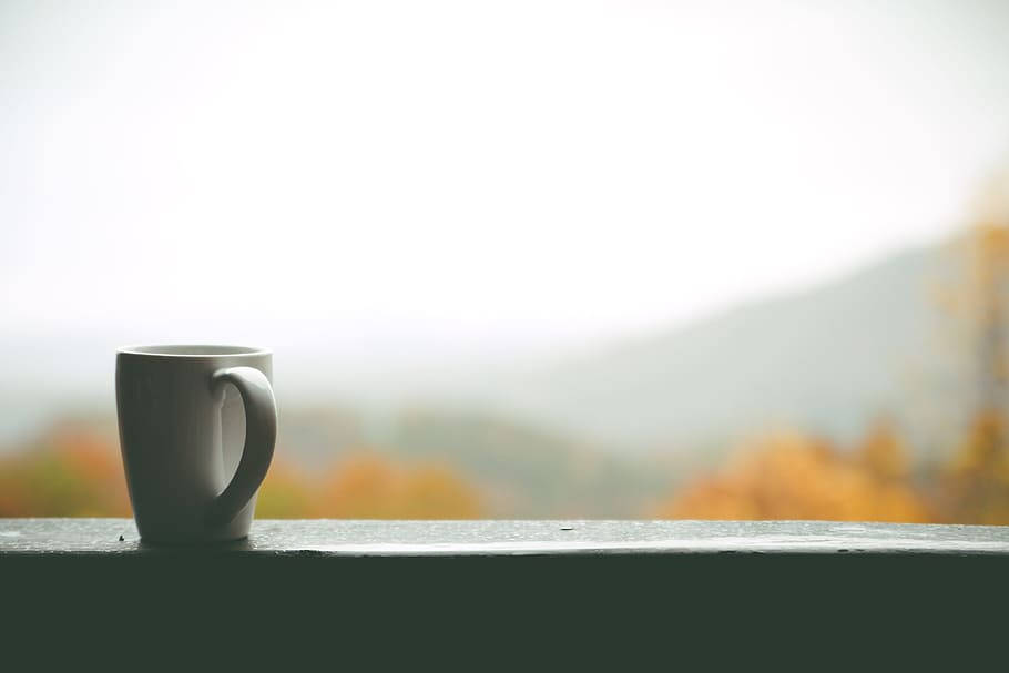 nature good morning 桌布 壁紙 — 一個白色馬克杯獨自放在木欄杆上，俯瞰著霧氣瀰漫、秋葉繽紛的山脈。