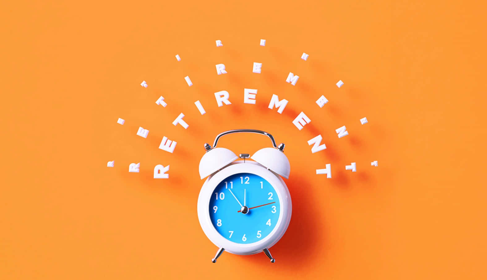 Retirement 桌布 壁紙 — 一個白色鬧鐘，藍色錶面，在充滿活力的橙色背景上散發出漂浮的白色退休字母。