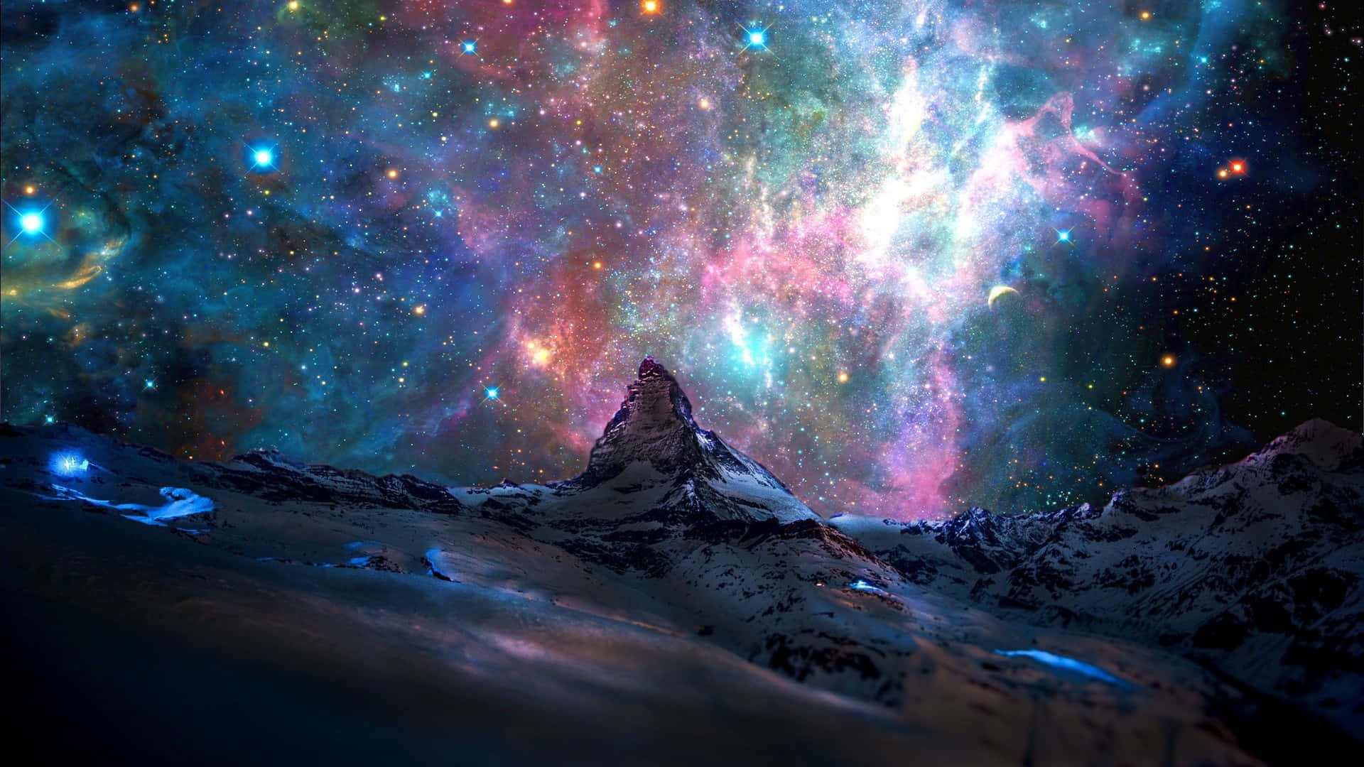 Beautiful Space 桌布 壁紙 — 一個白雪覆蓋的山峰在充滿閃爍星星和旋轉星系的鮮豔宇宙星雲下升起。