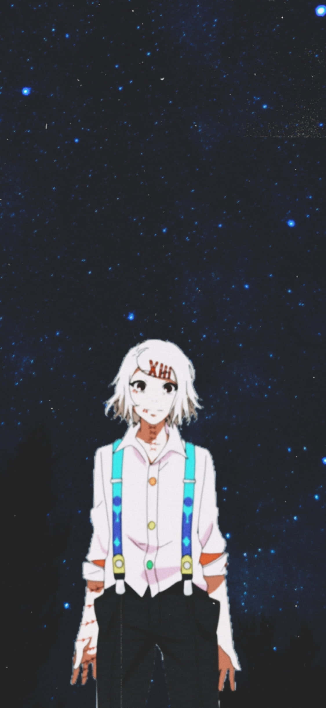 Cute Aesthetic Anime 桌布 壁紙 — 一個白髮、帶有紅色標記的動漫角色，站在繁星點點的夜空下，身穿白色襯衫和彩色吊帶褲。