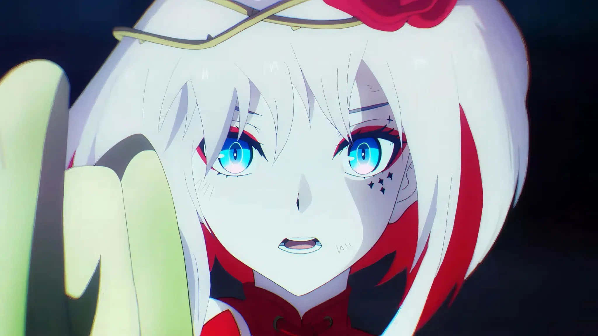 Cool Anime Girl 桌布 壁紙 — 一個白髮、明亮藍眼睛的動漫女孩的特寫，穿著紅色服裝和頭飾，背景為深色。