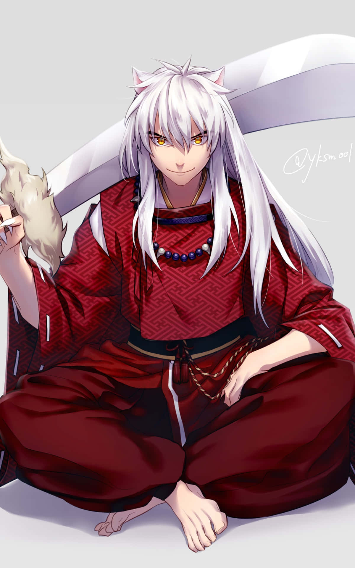 Inuyasha iPhone 桌布 壁紙 — 一個白髮、有狐狸耳朵的動漫角色，穿著紅色傳統服裝盤腿而坐，抱著一隻白狐。
