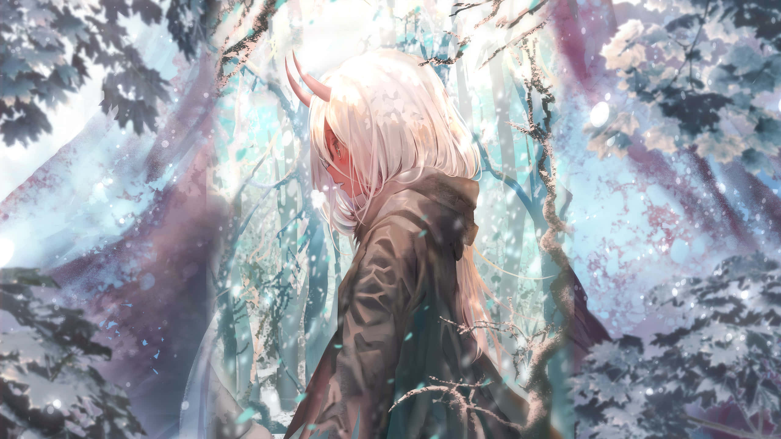 DARLING in the FRANXX 桌布 壁紙 — 一個白髮、有角的動漫角色走過被空靈光芒照亮、積雪覆蓋的森林。