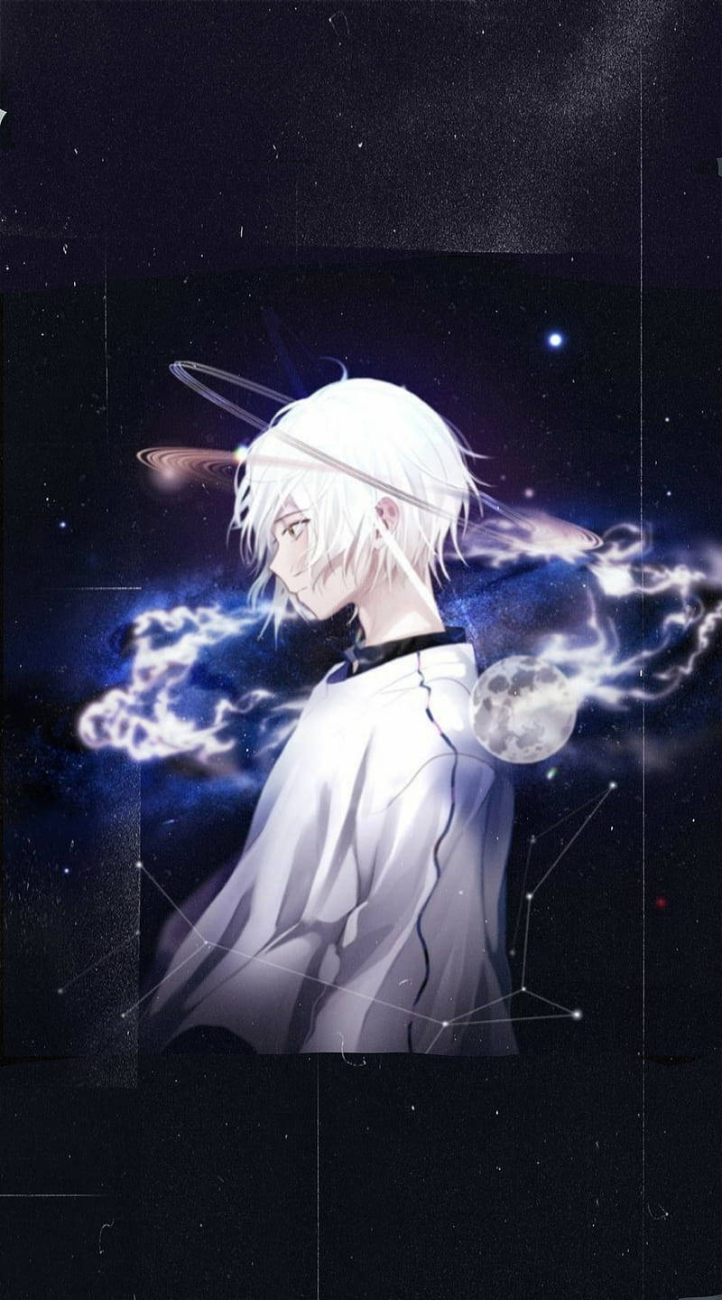 桌布 壁紙 — 一個白髮動漫男孩穿著飄逸長袍，站在星空宇宙背景前，有月亮和發光的能量痕跡。