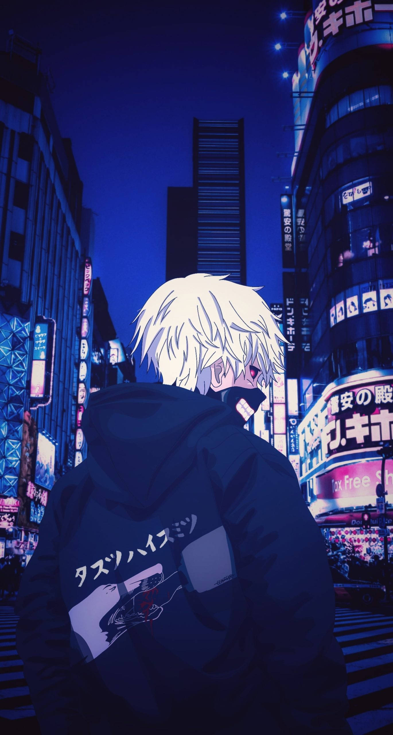 東京喰種風格 桌布 壁紙 — 一個白髮動漫角色穿著連帽衫，夜晚獨自站在霓虹燈閃爍的東京街道上，面對著高聳的建築物和發光的招牌。