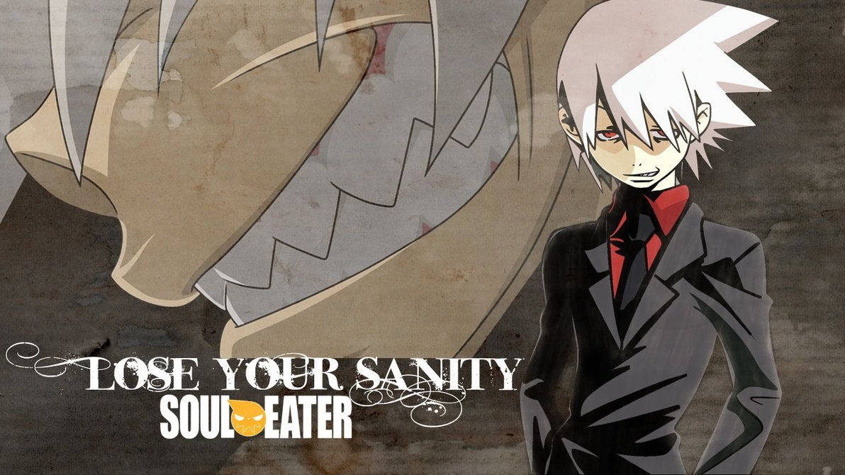 Soul Eater 桌布 壁紙 — 一個白髮動漫角色穿著黑色西裝，站在一個有鋸齒狀牙齒的巨大怪物嘴巴前，背景是帶紋理的灰色。
