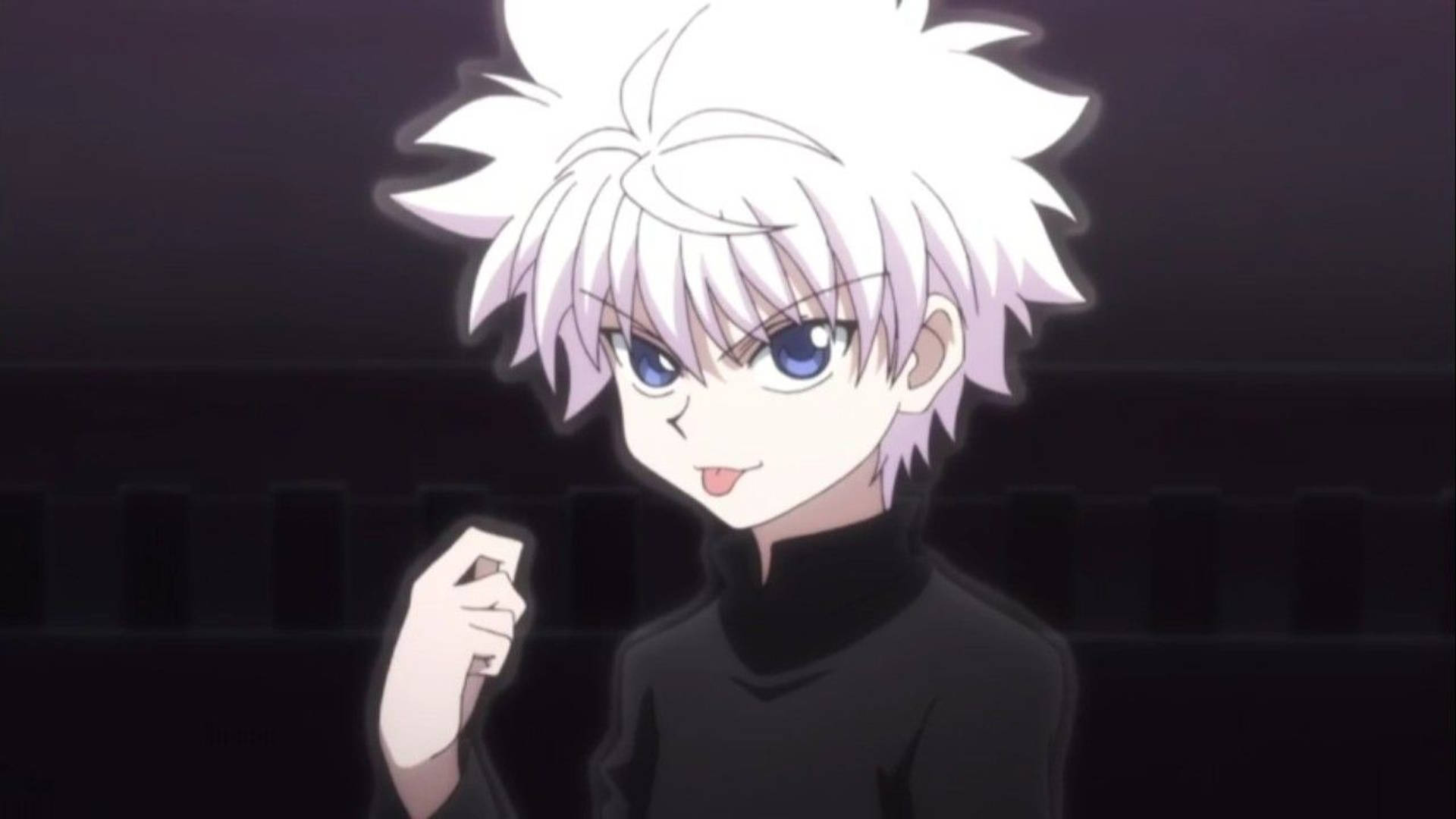 Cool Killua 桌布 壁紙 — 一個白髮尖刺、藍眼睛、帶著頑皮笑容的動漫男孩，在深色背景前穿著黑色高領衫。