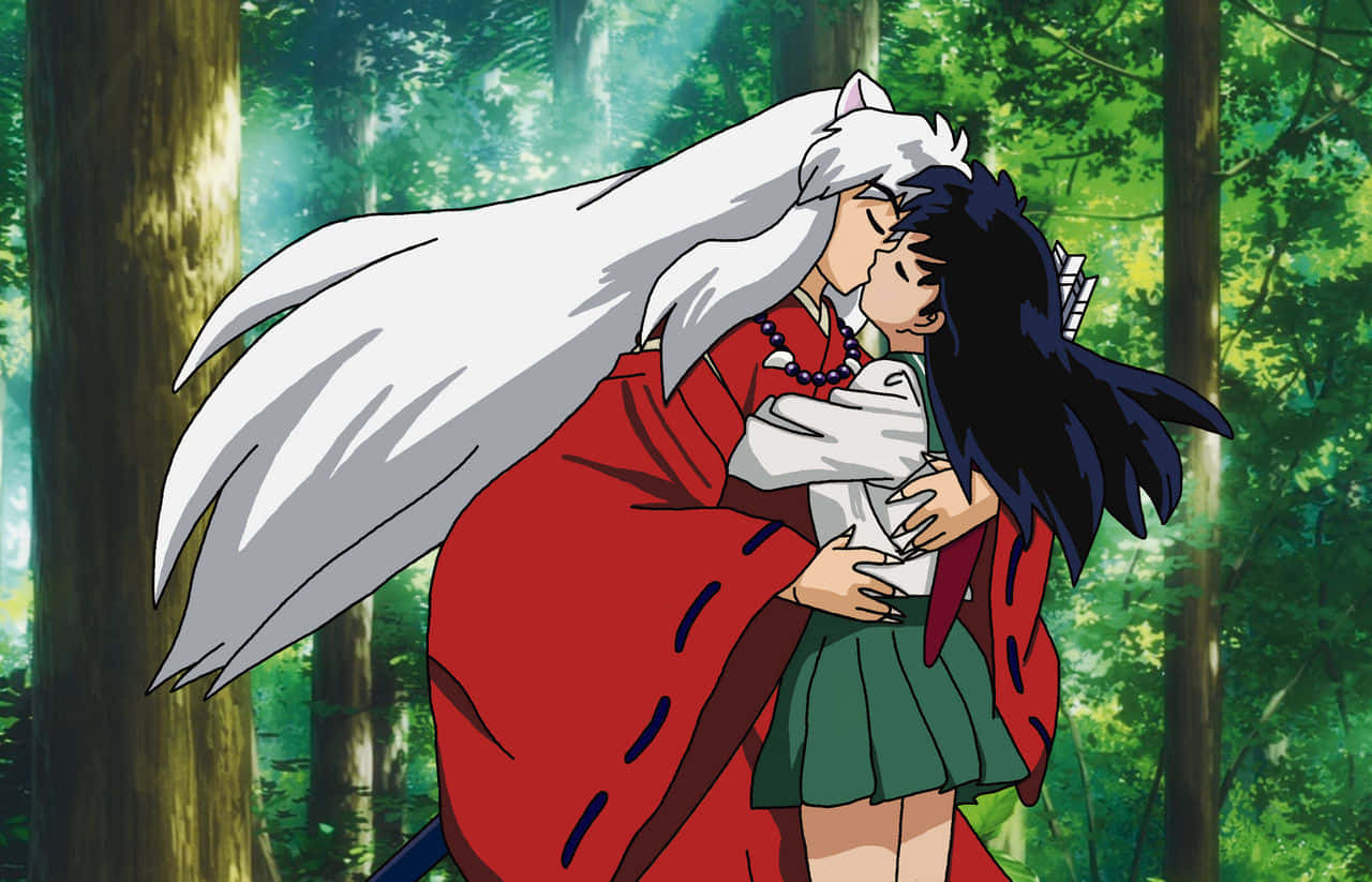Inuyasha And Kagome 桌布 壁紙 — 一個白髮狼妖與一個黑髮少女在陽光明媚的森林中溫柔擁抱的動漫場景。