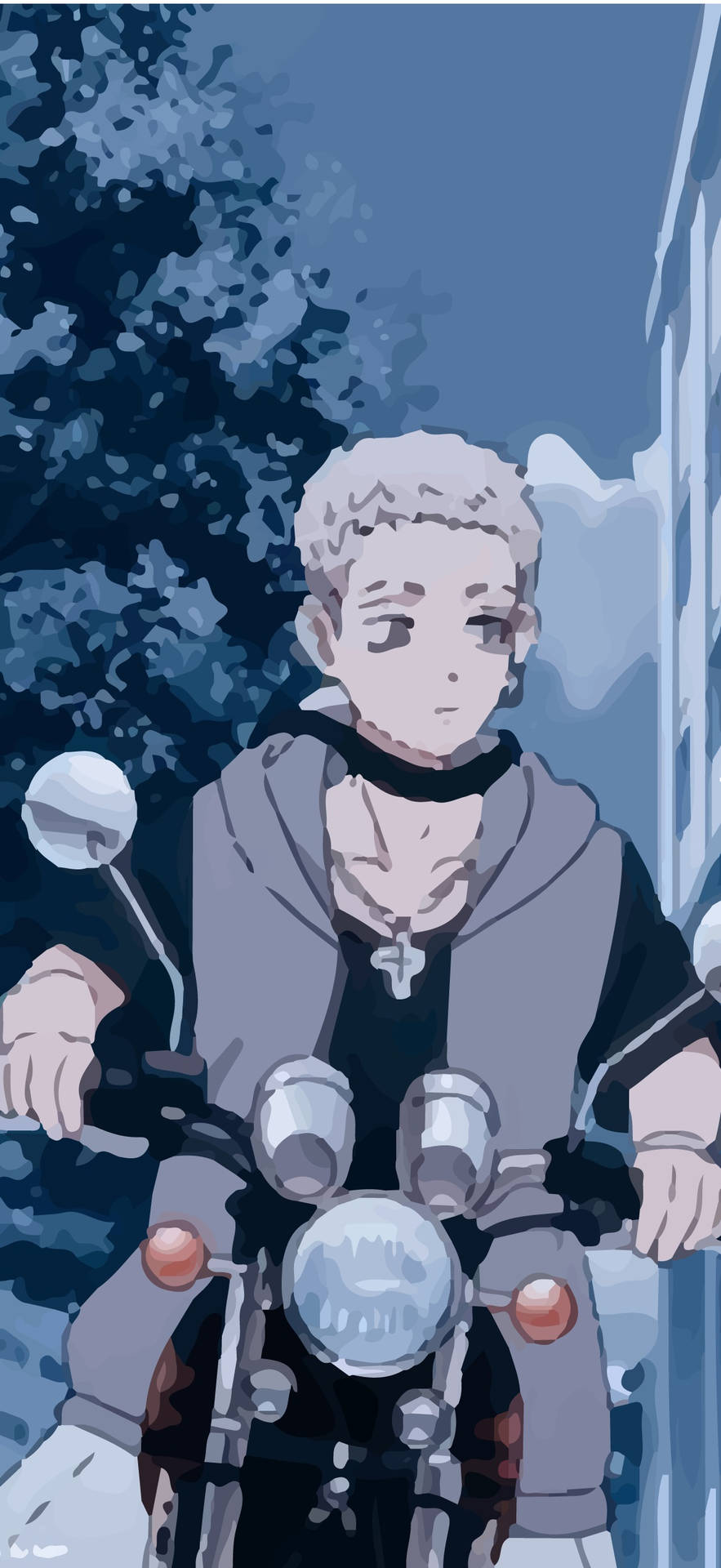 白髮的動漫男孩在藍色調的都市小巷中騎著機車，時間是黃昏。