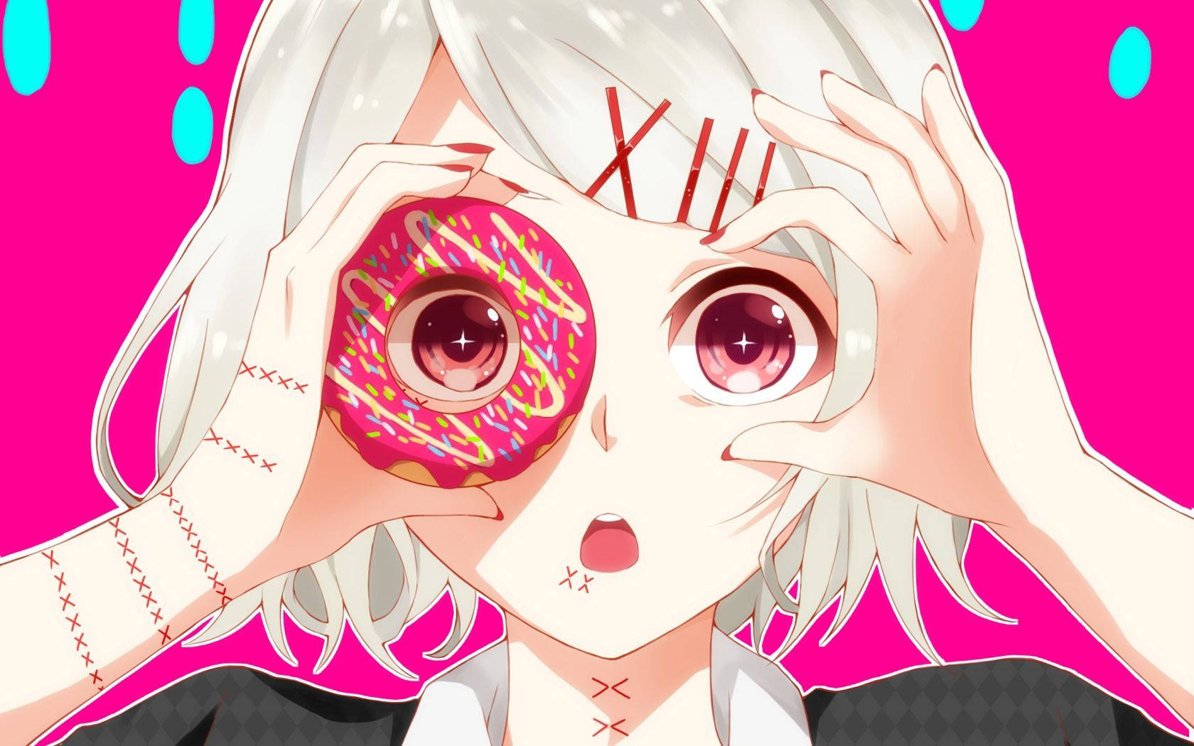 東京喰種 桌布 壁紙 — 一個白髮的驚訝動漫女孩，在一個帶有青綠色圓點的鮮豔粉紅色背景前，將一個粉紅色糖霜甜甜圈放在一隻眼睛上。
