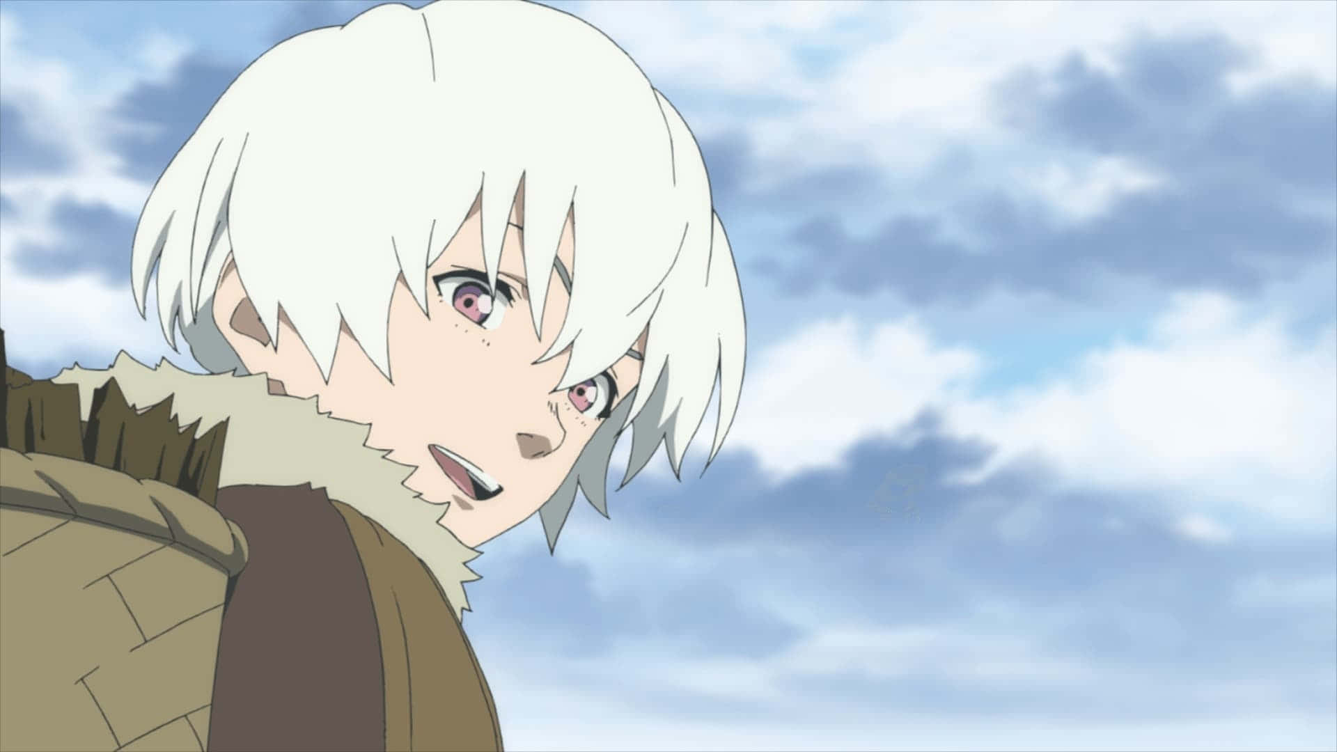To Your Eternity 桌布 壁紙 — 一個白髮粉紅眼睛的動漫角色，穿著毛領外套，仰望多雲的藍天。