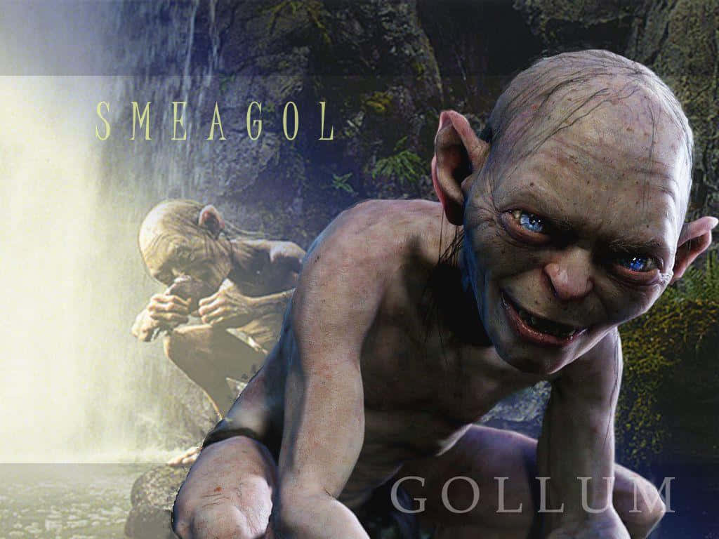 Gollum 桌布 壁紙 — 一個皮膚蒼白、藍眼睛、尖牙的怪誕哥布林蹲在黑暗森林的瀑布附近。
